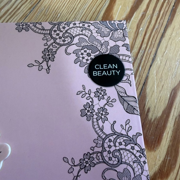 Ed Hardy Tattooed Beauty Makeup Kit - Picture 4 of 8